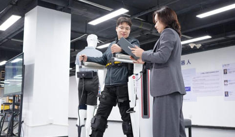 优龙机器人：柔性“钢腿”走出康复梦